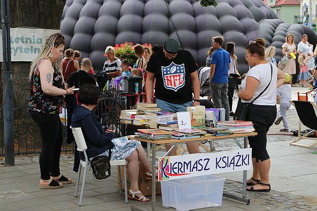 Zabawa z Biblioteką. „Letnia Czytelnia”, kiermasz książki i seanse w planetarium