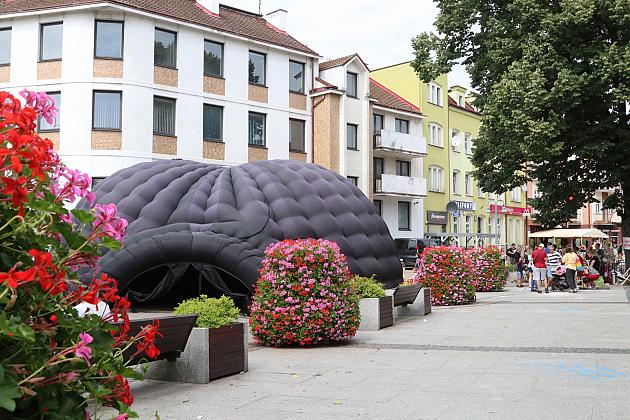 Zabawa z Biblioteką. „Letnia Czytelnia”, kiermasz książki i seanse w planetarium