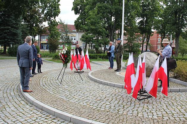 Kwiaty i znicze w Święto Wojska Polskiego