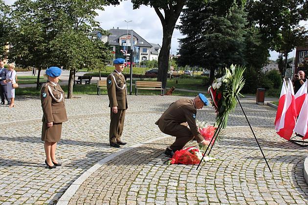 Kwiaty i znicze w Święto Wojska Polskiego