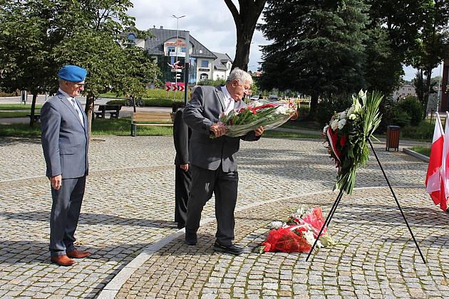 Kwiaty i znicze w Święto Wojska Polskiego