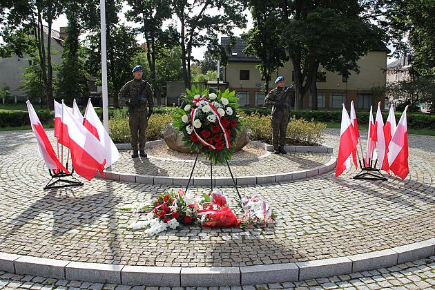 Kwiaty i znicze w Święto Wojska Polskiego