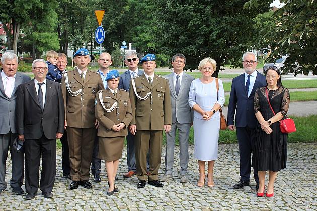 Kwiaty i znicze w Święto Wojska Polskiego