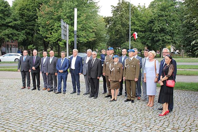 Kwiaty i znicze w Święto Wojska Polskiego