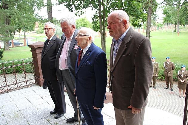 Kwiaty i znicze w Święto Wojska Polskiego