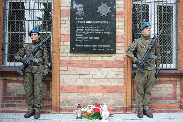 Kwiaty i znicze w Święto Wojska Polskiego