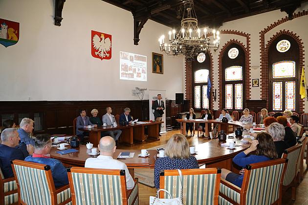 Spotkanie w ratuszu w sprawie nowego roku szkolnego