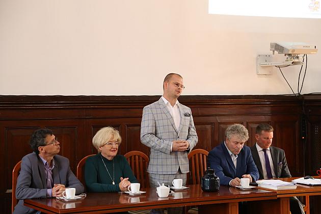 Spotkanie w ratuszu w sprawie nowego roku szkolnego