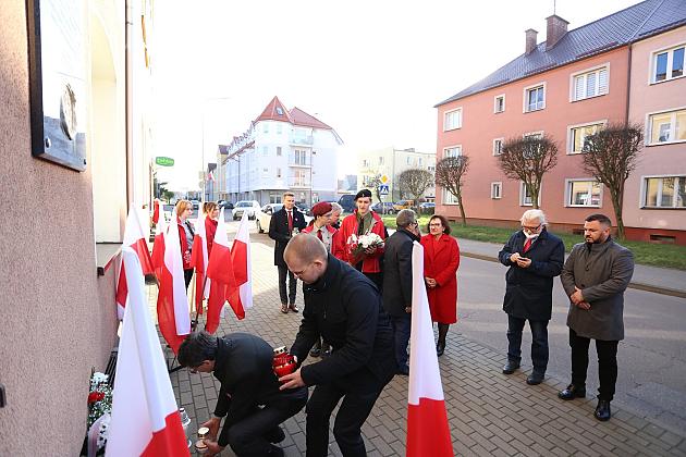 Znicze pod tablicą Polskiej Rady Ludowej i pomnikiem gen. Sosabowskiego