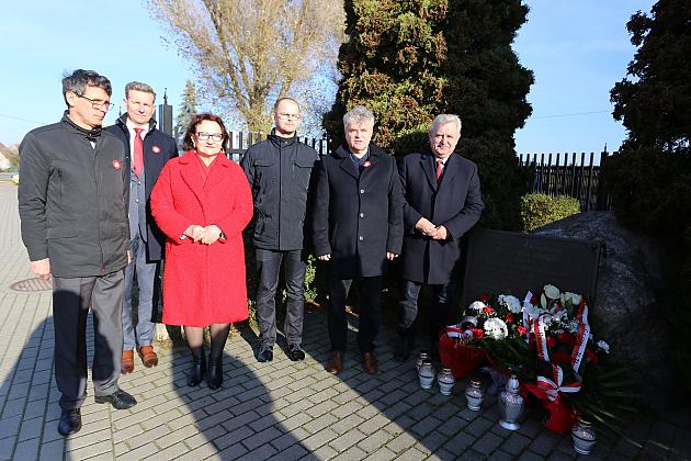 Znicze pod tablicą Polskiej Rady Ludowej i pomnikiem gen. Sosabowskiego