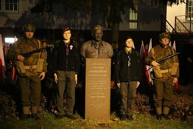 Znicze pod tablicą Polskiej Rady Ludowej i pomnikiem gen. Sosabowskiego