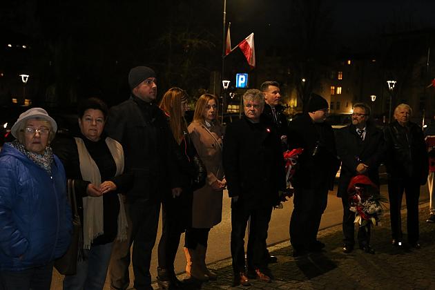 Znicze pod tablicą Polskiej Rady Ludowej i pomnikiem gen. Sosabowskiego