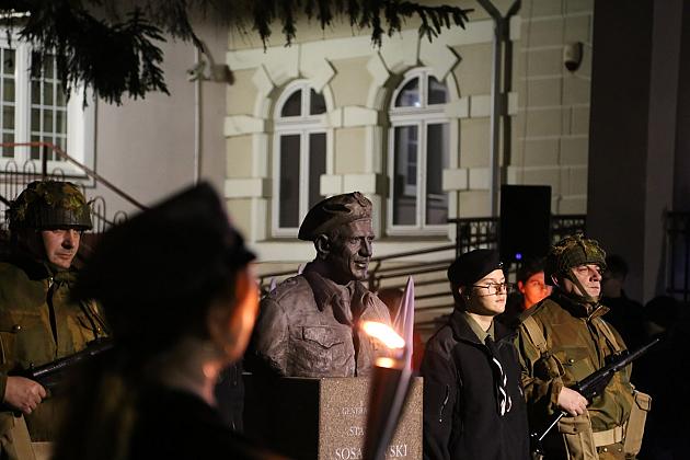 Znicze pod tablicą Polskiej Rady Ludowej i pomnikiem gen. Sosabowskiego