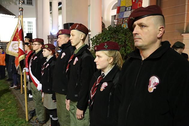 Znicze pod tablicą Polskiej Rady Ludowej i pomnikiem gen. Sosabowskiego