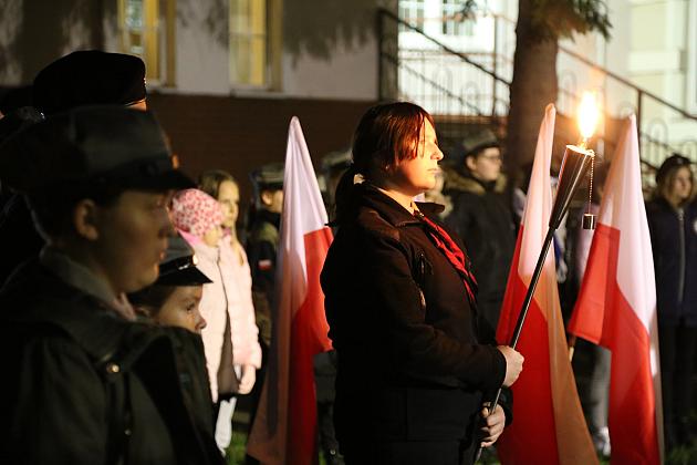 Znicze pod tablicą Polskiej Rady Ludowej i pomnikiem gen. Sosabowskiego