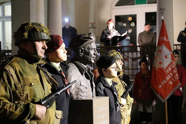 Znicze pod tablicą Polskiej Rady Ludowej i pomnikiem gen. Sosabowskiego