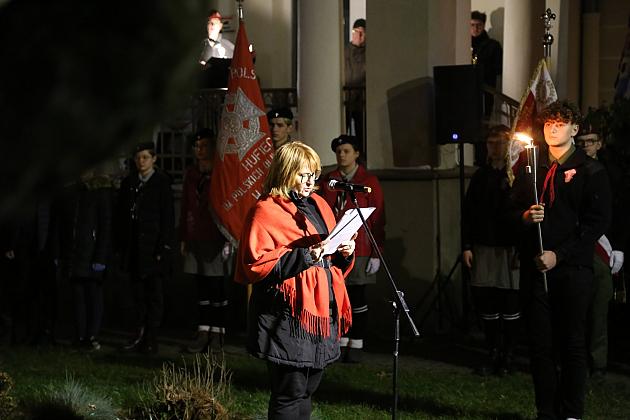Znicze pod tablicą Polskiej Rady Ludowej i pomnikiem gen. Sosabowskiego