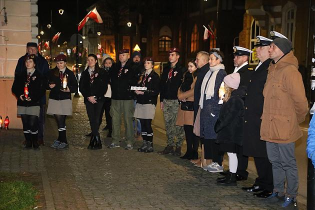 Znicze pod tablicą Polskiej Rady Ludowej i pomnikiem gen. Sosabowskiego