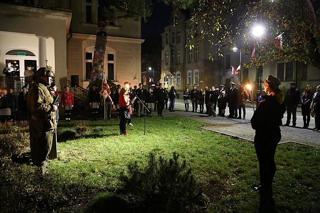 Znicze pod tablicą Polskiej Rady Ludowej i pomnikiem gen. Sosabowskiego