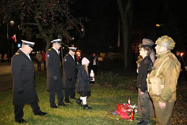 Znicze pod tablicą Polskiej Rady Ludowej i pomnikiem gen. Sosabowskiego