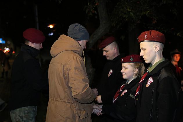 Znicze pod tablicą Polskiej Rady Ludowej i pomnikiem gen. Sosabowskiego