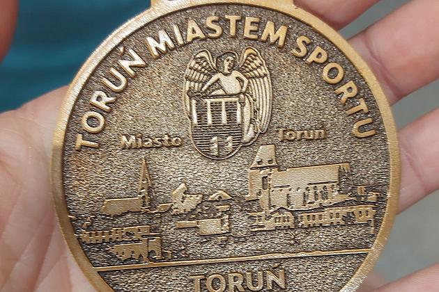 Medale młodych biegaczy w Toruniu