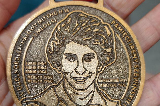 Medale młodych biegaczy w Toruniu