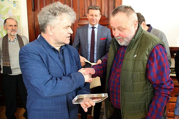 Weterani Wielkiej Orkiestry Świątecznej Pomocy w ratuszu