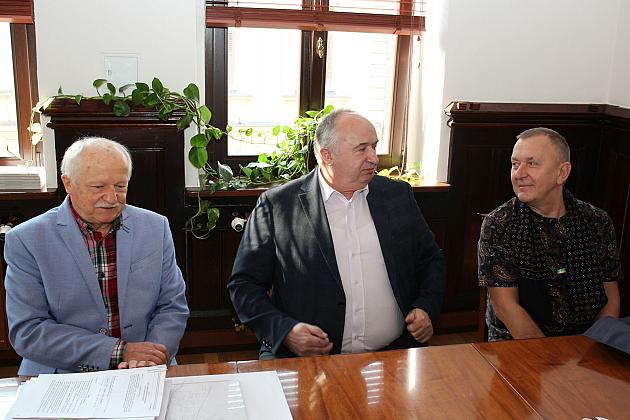 Weterani Wielkiej Orkiestry Świątecznej Pomocy w ratuszu