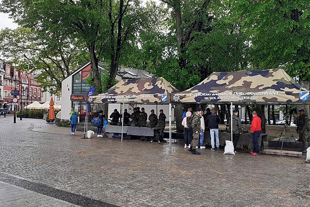 Na placu Pokoju promowali zasadniczą służbę wojskową