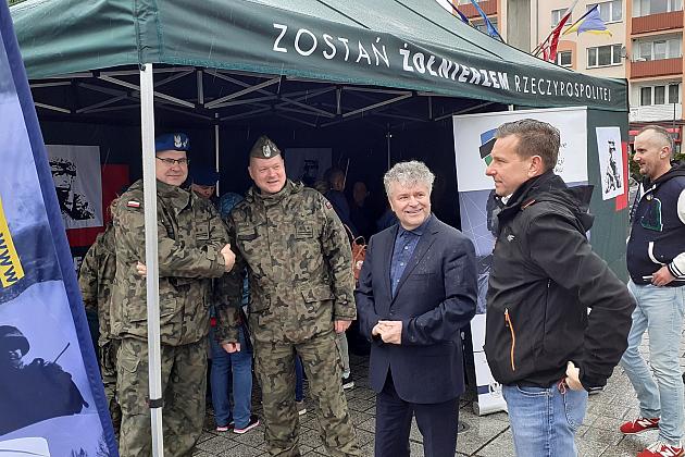 Na placu Pokoju promowali zasadniczą służbę wojskową