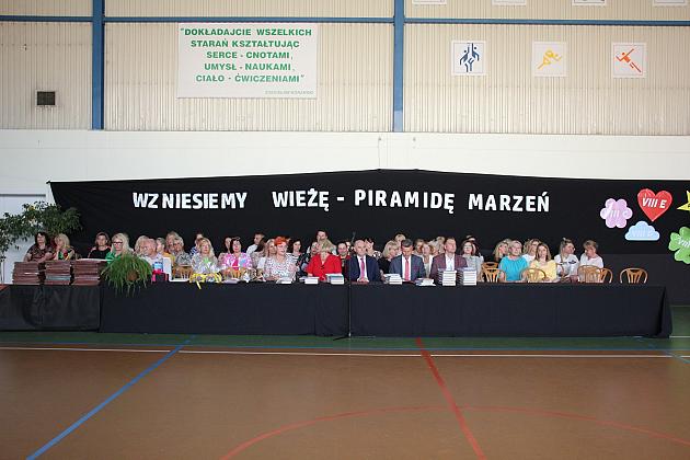 W Szkole Podstawowej nr 8 pożegnano ośmioklasistów