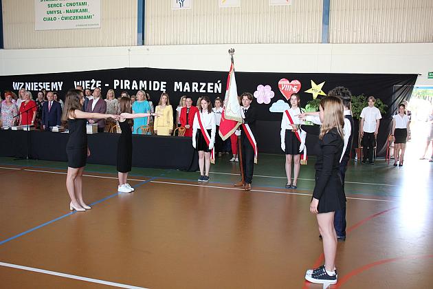 W Szkole Podstawowej nr 8 pożegnano ośmioklasistów