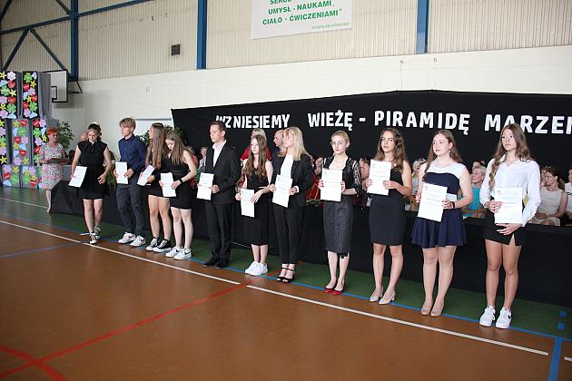 W Szkole Podstawowej nr 8 pożegnano ośmioklasistów