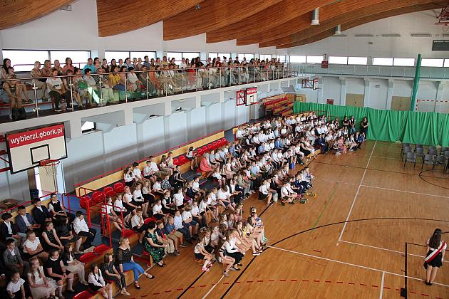 Uczniowie „Siódemki” uroczyście zakończyli rok szkolny