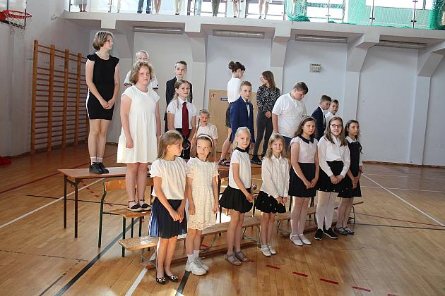 Uczniowie „Siódemki” uroczyście zakończyli rok szkolny