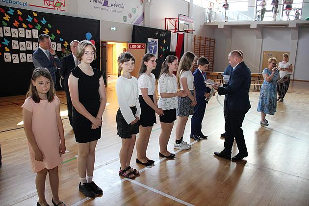 Uczniowie „Siódemki” uroczyście zakończyli rok szkolny