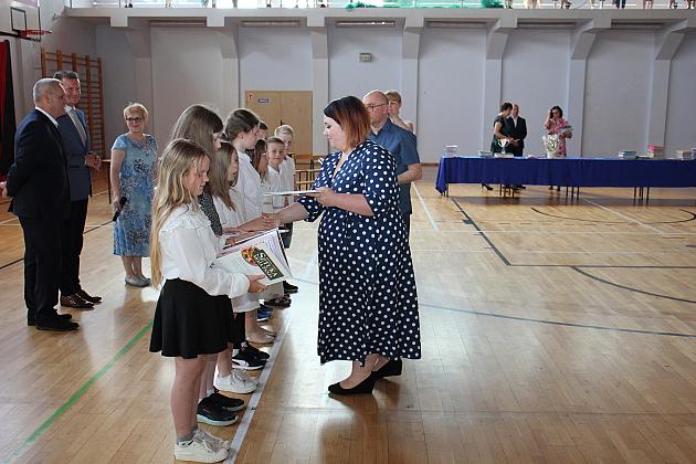 Uczniowie „Siódemki” uroczyście zakończyli rok szkolny