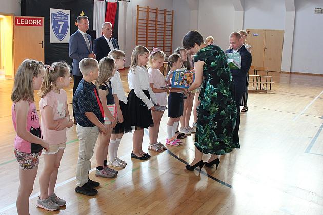 Uczniowie „Siódemki” uroczyście zakończyli rok szkolny