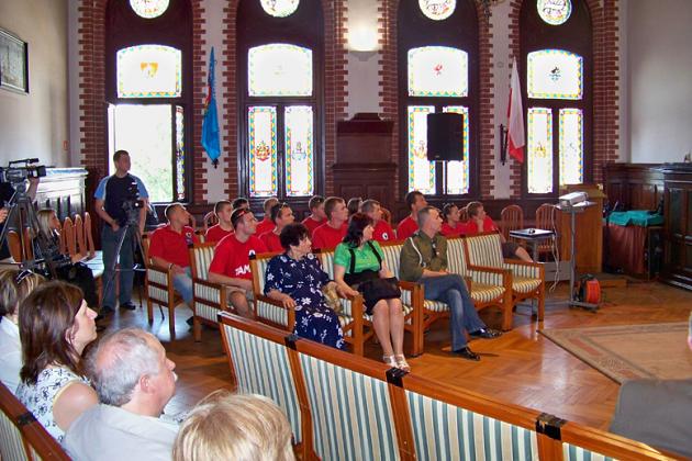 Wakacje dla lęborskich dzieci, życzenia i podarunek dla ratowników WOPR