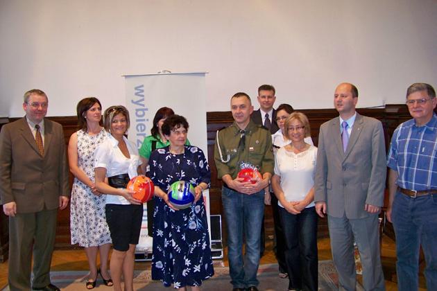 Wakacje dla lęborskich dzieci, życzenia i podarunek dla ratowników WOPR