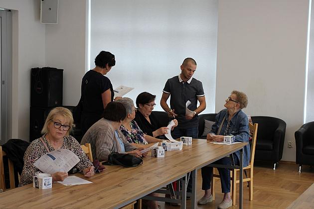 „Opaski bezpieczeństwa” trafiły do seniorów