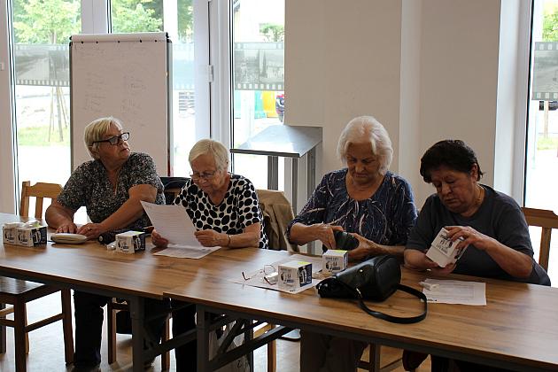 „Opaski bezpieczeństwa” trafiły do seniorów