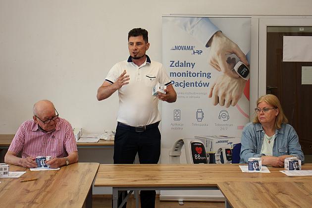 „Opaski bezpieczeństwa” trafiły do seniorów