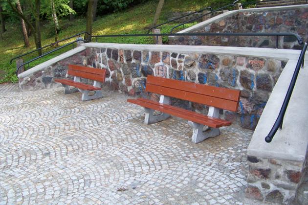 Schody nad stawem w parku Chrobrego jak nowe