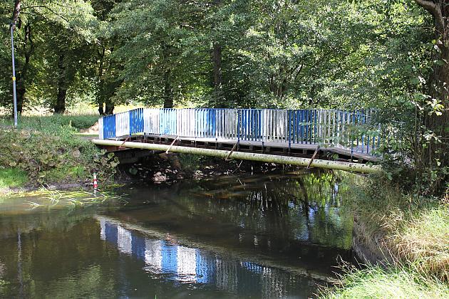Kładka nad rzeką łebą przyjazna dla kajakarzy