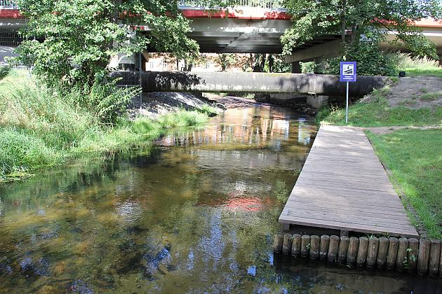 Kładka nad rzeką łebą przyjazna dla kajakarzy