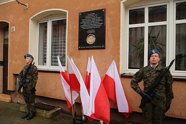 Zapłonęły znicze pod tablicą Polskiej Rady Ludowej
