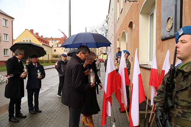 Zapłonęły znicze pod tablicą Polskiej Rady Ludowej