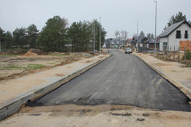 Wylewają asfalt na ulicach dzielnicy „Lębork Wschód”